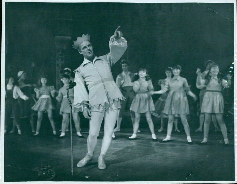 Didie Henderson on stage during a performance of 'Humphy Dumphy' at the New Theatre in Oxford. - Vintage Photograph