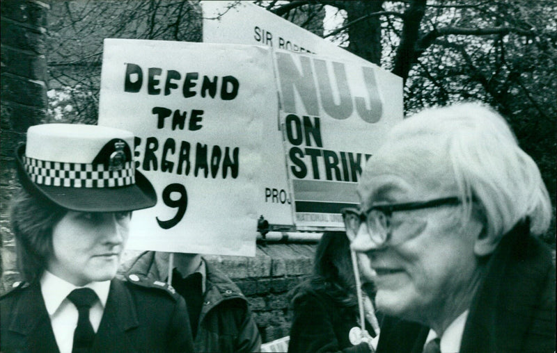 Labour leader Michael Foot takes up the case of nine Pergamon Press journalists who were sacked during a month-long strike. - Vintage Photograph