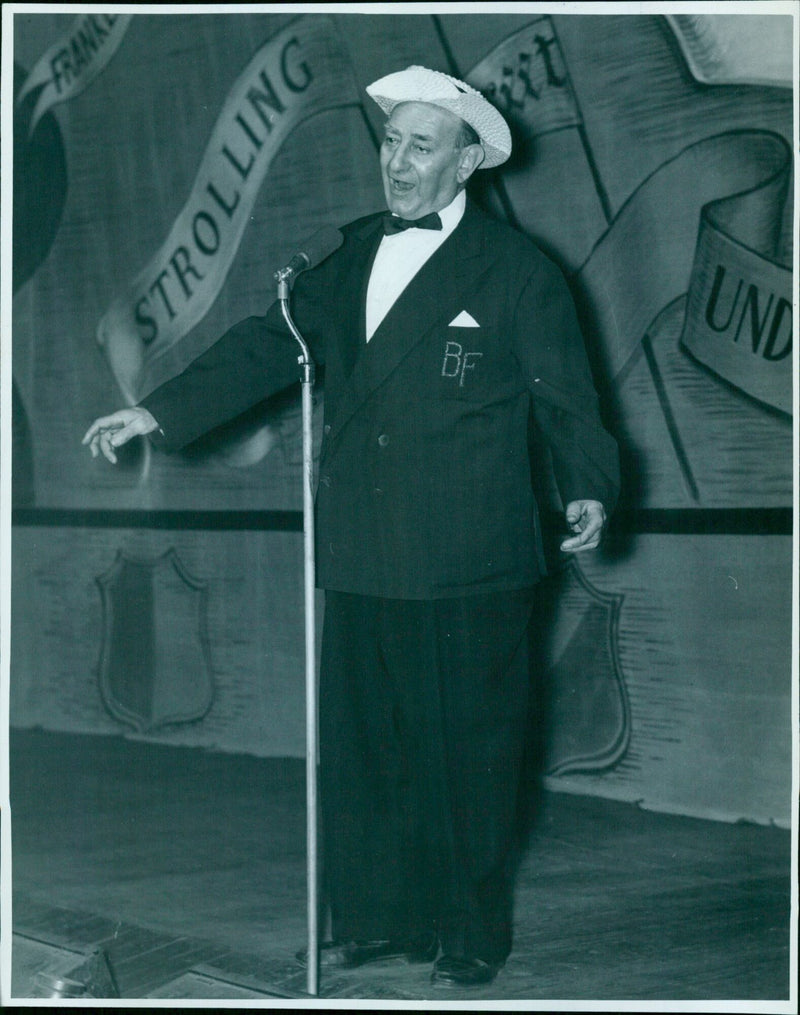 Bud Flanagan performs in the pantomime version of Dick Whittington at the News Theatre in Oxford. - Vintage Photograph