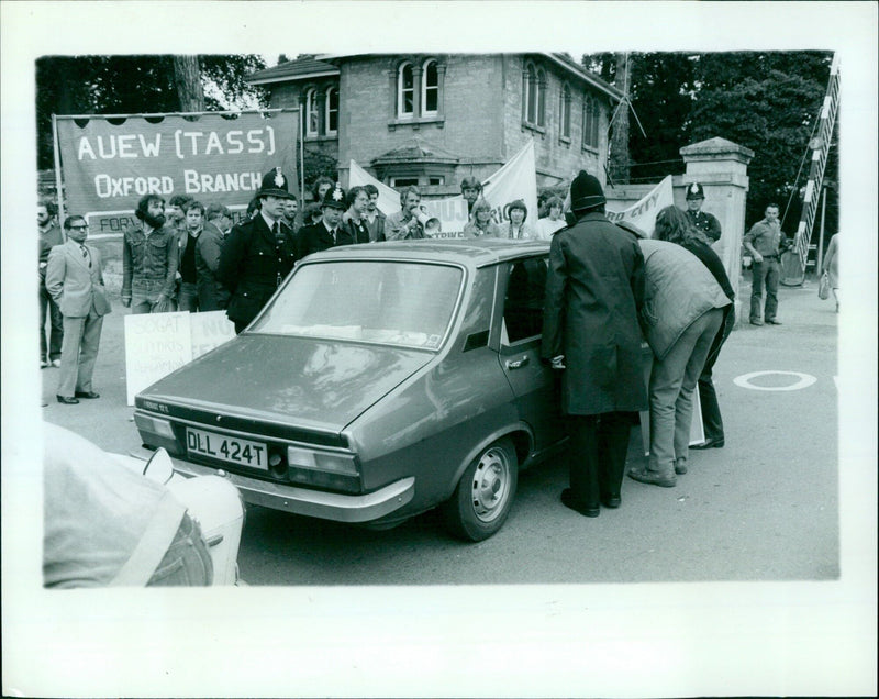 Union members from SOGAT NU picket outside the Oxford branch of the Pergamon Renault dealership. - Vintage Photograph