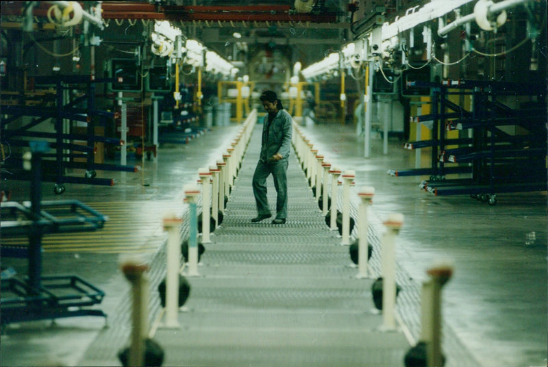 The final Rover 75 rolls off the production line at the Oxford plant. - Vintage Photograph