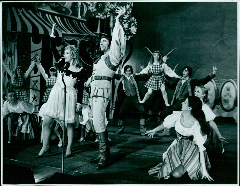 June Shand and Dennis Lotis Sleepene near in a fairground palace. - Vintage Photograph