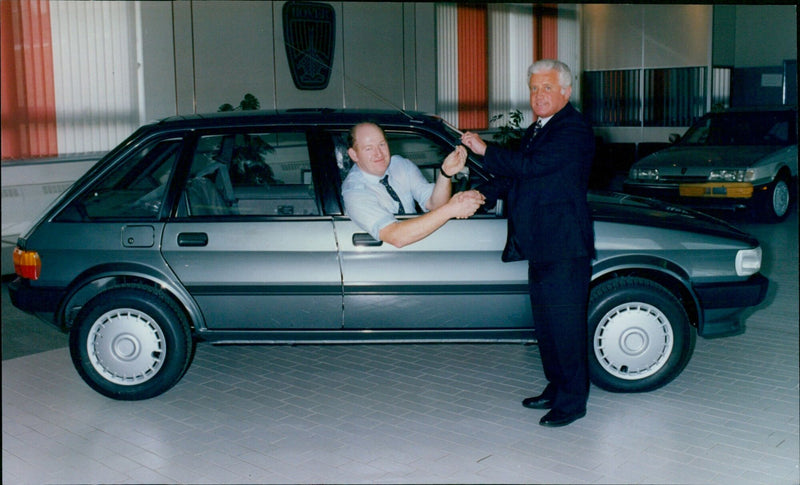 Austin Rover's Contey John Stark Plants Director presents the top award in Austin Pores Scheme to Tony Lovell. - Vintage Photograph