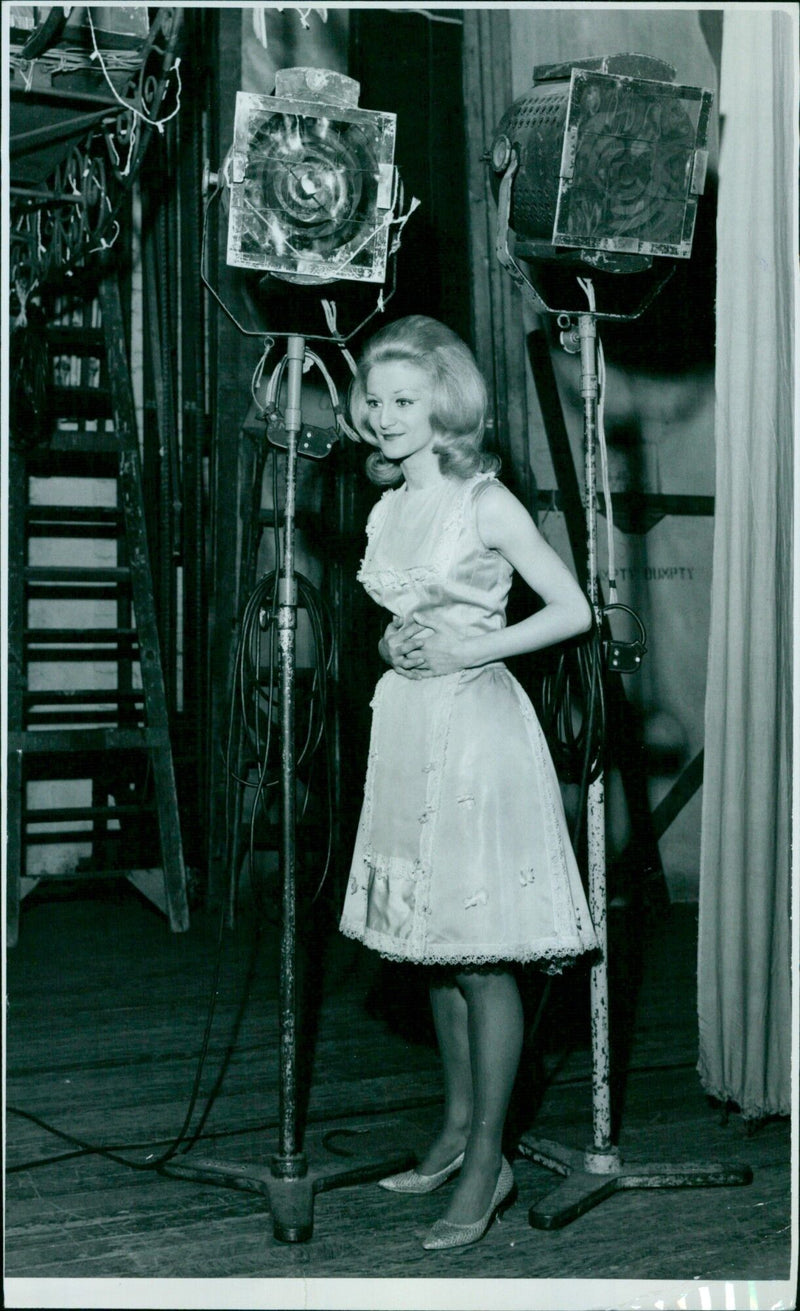 Actress Wendy Cameron takes over the role of Wendy Bowmen at the New Theatre Oxford. - Vintage Photograph