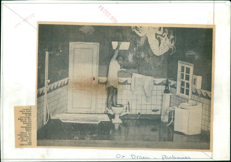 Rikki Fulton performs a desperate pantomime from Babes In The Wood on stage. - Vintage Photograph