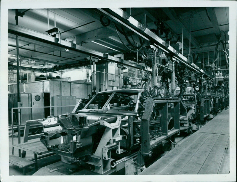 Workers at British Leyland's Cowley Division in Oxford, UK. - Vintage Photograph