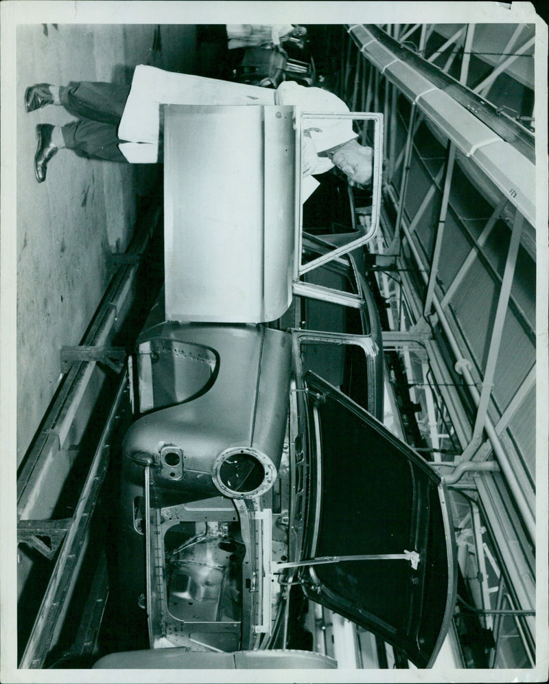 Binh Gourd inspects a body for ponel déjects at the White COPYRIGHT Photograph in Oxford, England. - Vintage Photograph