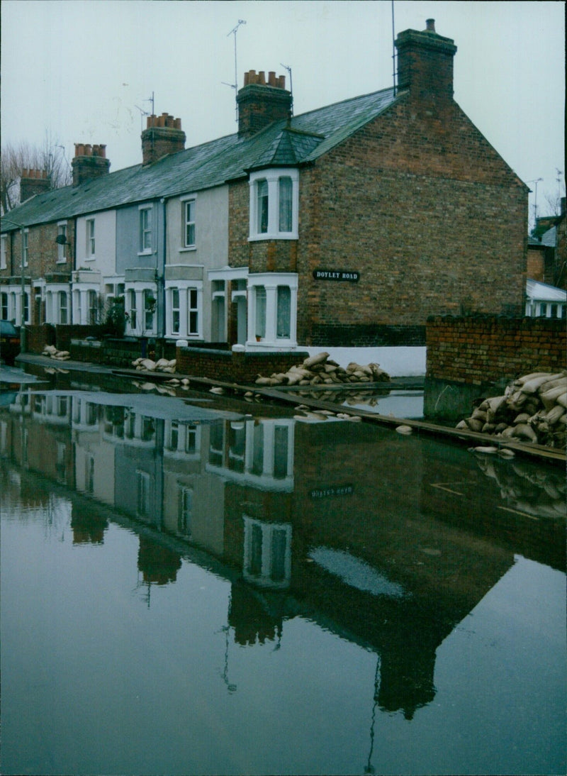 Residents of Oxford, UK take to the streets to protect their homes from flooding caused by heavy rains. - Vintage Photograph