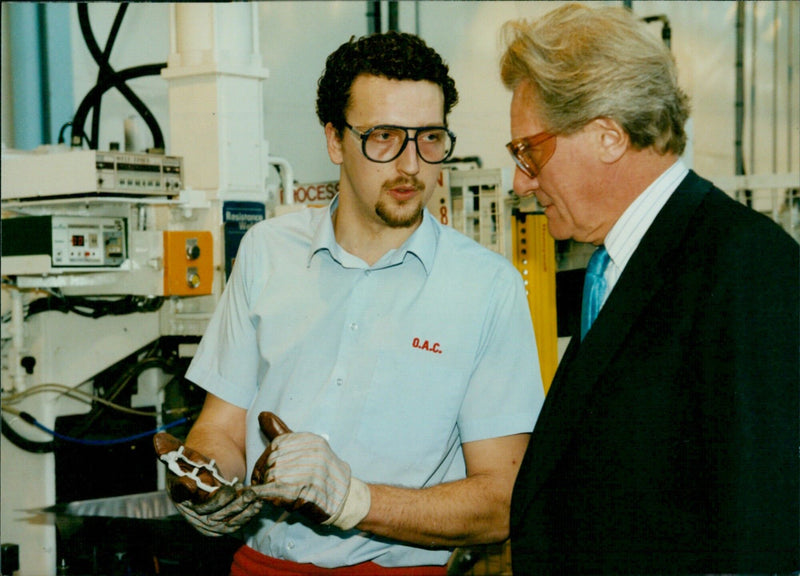 Michael Heseltine, President of the Board of Trade, visits Unipart's Automotive Components site in Oxford to learn about the company's Japanese production methods. - Vintage Photograph