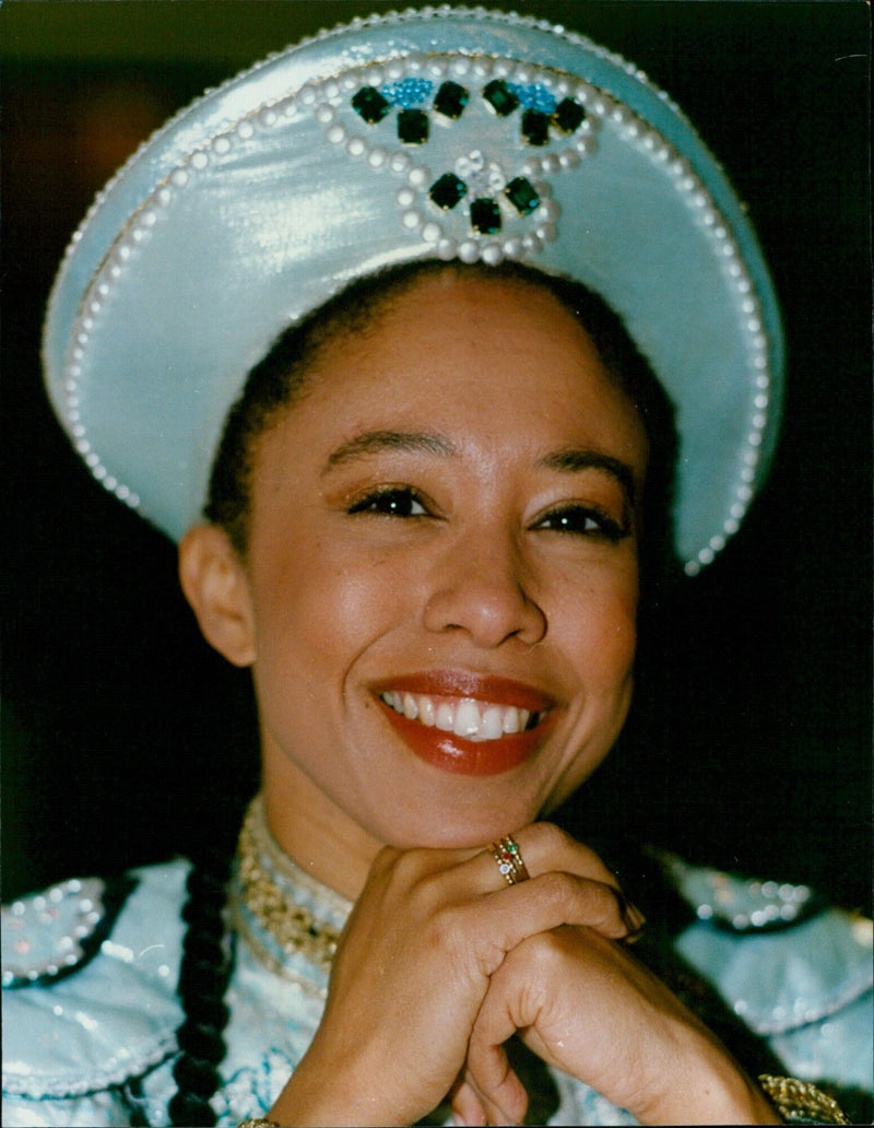 Vicky Licorish stars as Aladdin in the Christmas pantomime at the Oxford Playhouse. - Vintage Photograph