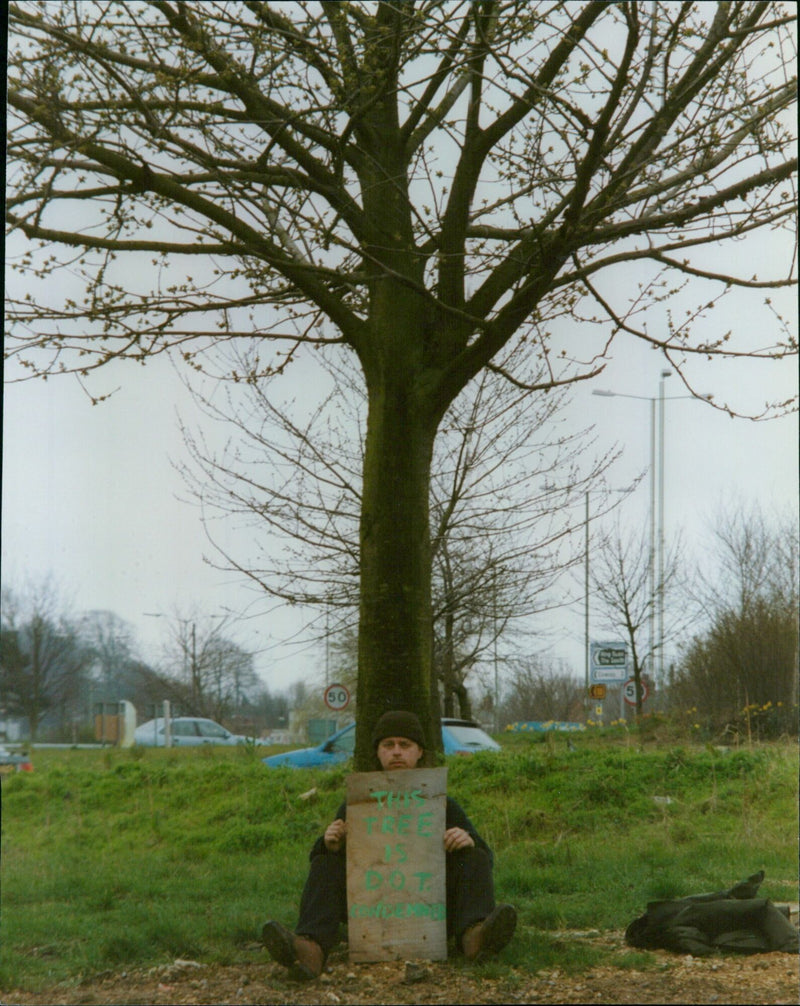 Paul McFadden demonstrates against the felling of trees at Oxford's Roundabout. - Vintage Photograph