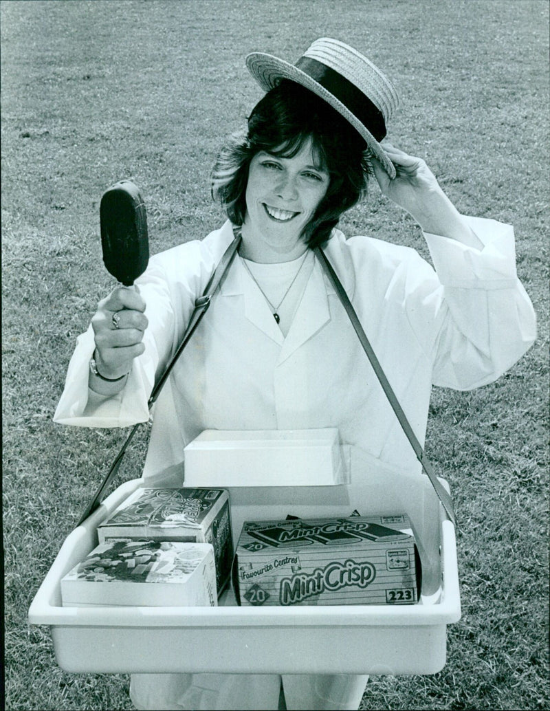 Alison Garnett celebrates her success in winning Favourite Centra 20 Mint Crisp RFCA Mint Crisp Favourite Centres 20 Lyons Maid S 223 2661 WITZ. - Vintage Photograph