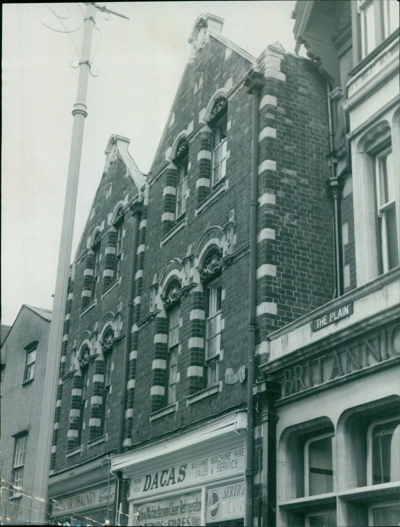 Police investigate a robbery at the Secuneor offices in Oxford. - Vintage Photograph