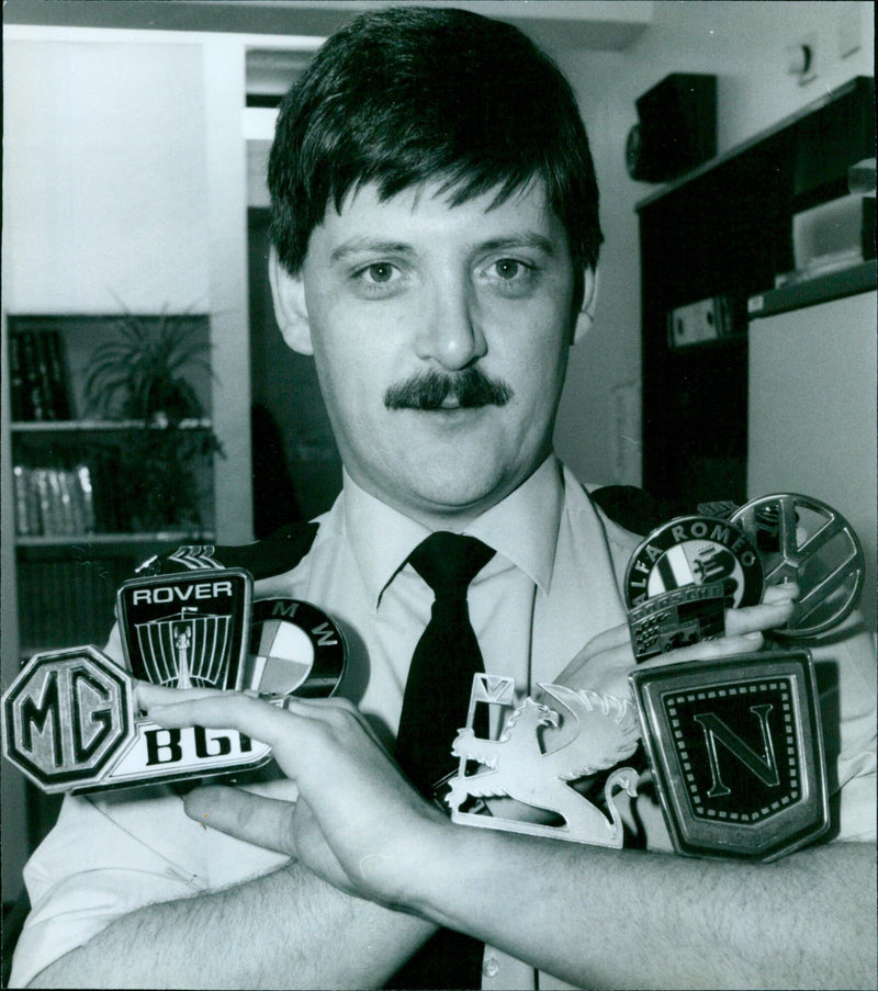 Police investigate a suspected theft of car badges in Oxford. - Vintage Photograph