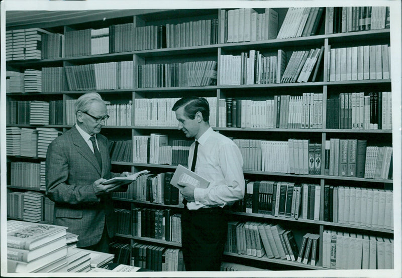 Students celebrating the opening of Blackwells bookstore extension in Oxford, UK. - Vintage Photograph