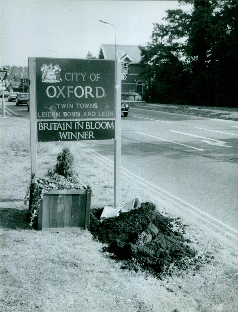 A flower tub has been stolen from Abingdon Road at Redbridge Turn in Oxford. - Vintage Photograph