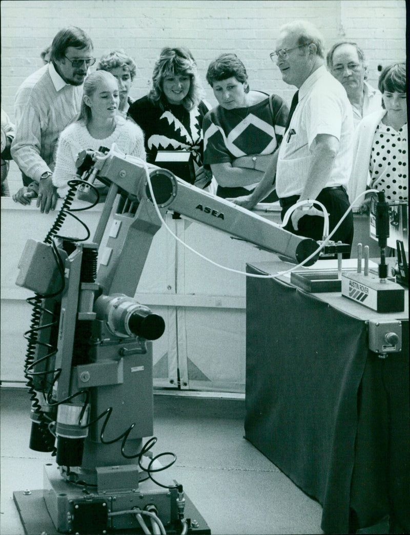 Engineering manager Mick Hollis explains the work of the robots at Austin Rover's Open Day. - Vintage Photograph