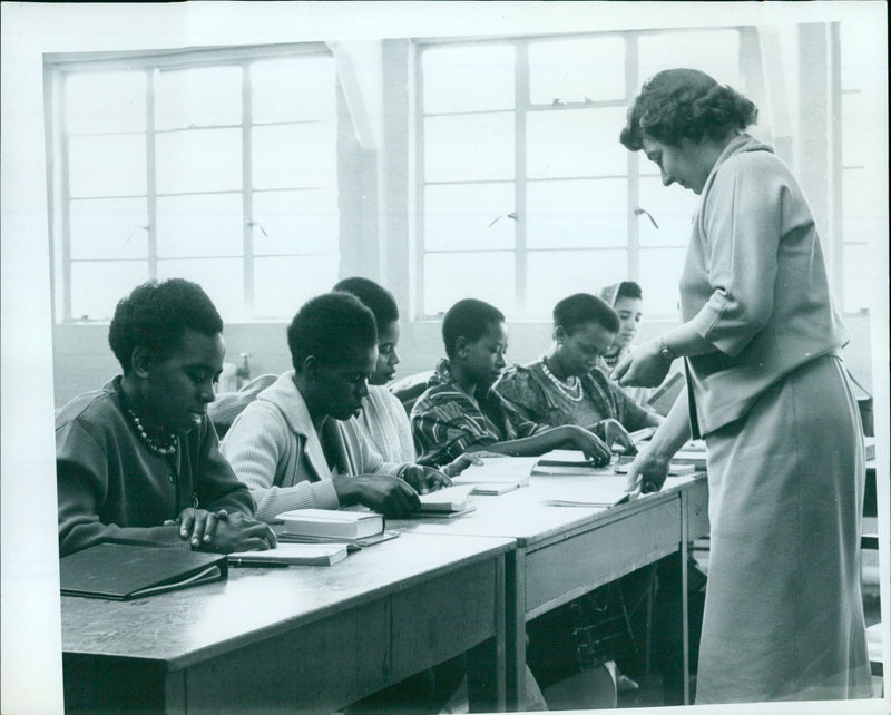 Afrien wives attending English lessons at the College of Education in October 1962. - Vintage Photograph