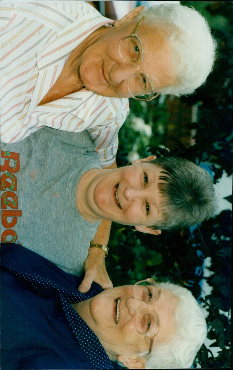 Three Oxford ladies apprehend a thief at the Oxford Mail. - Vintage Photograph