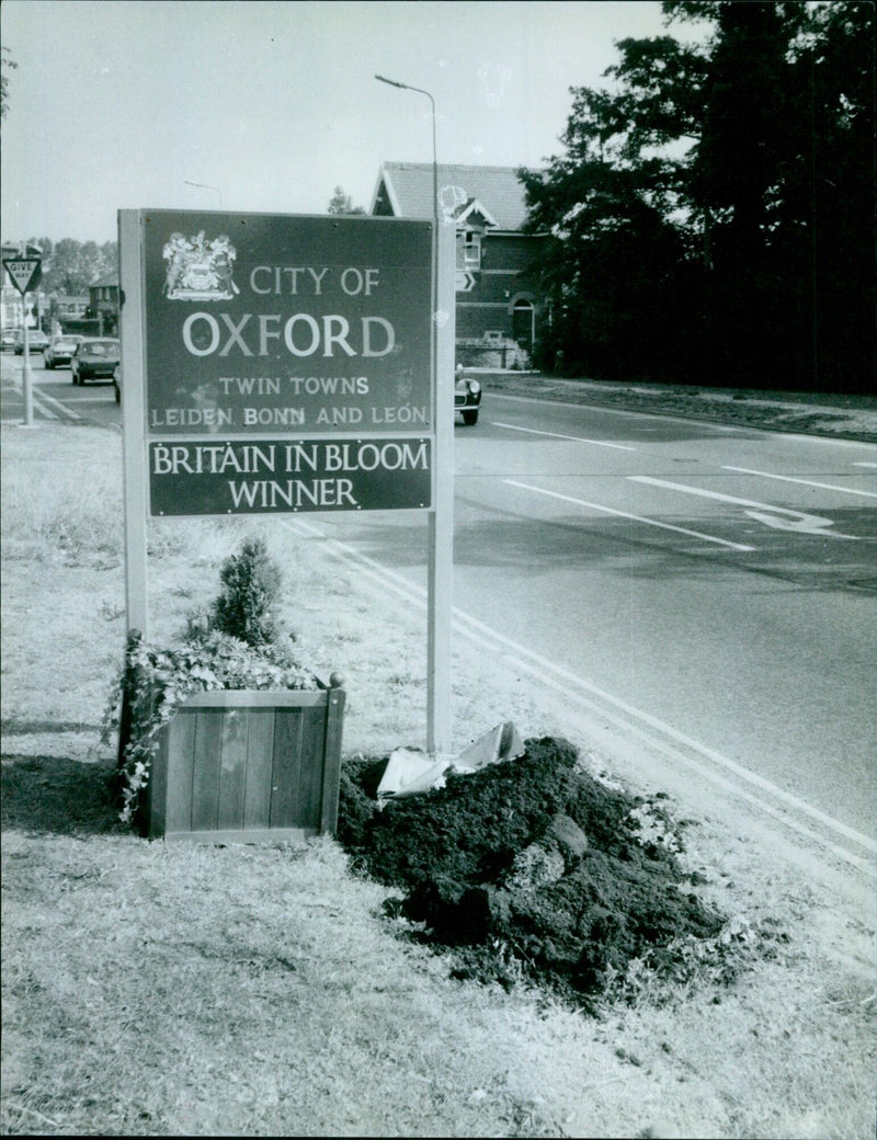 The theft of a flower tub from Abingdon Road in Oxford has been reported. - Vintage Photograph