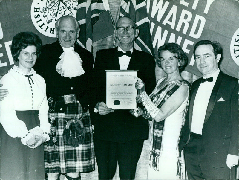 Three Fleet Street workers receive British Safety Council Safety Awards in London. - Vintage Photograph