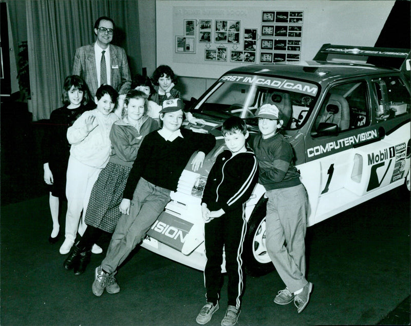 Eight youngsters from Tetsworth County Primary School visit Austin Rover's design centre. - Vintage Photograph