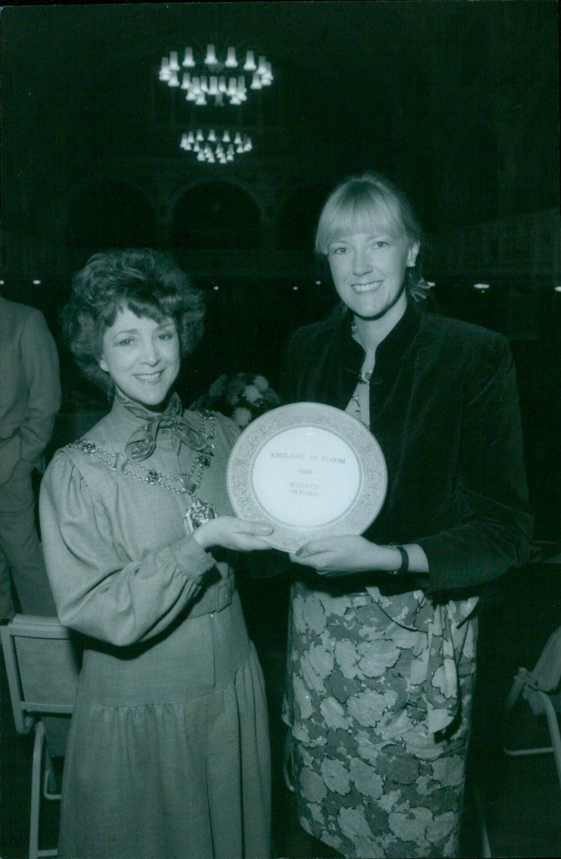 England in Bloom winner from Oxford. - Vintage Photograph