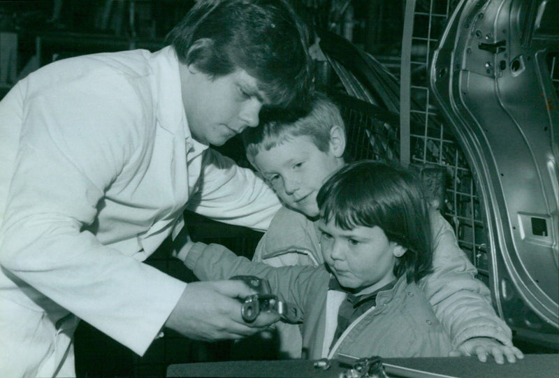 Ricky Blackwell of Long Hanborough speaks to children Rachel and Nicholas Neal at an open day. - Vintage Photograph