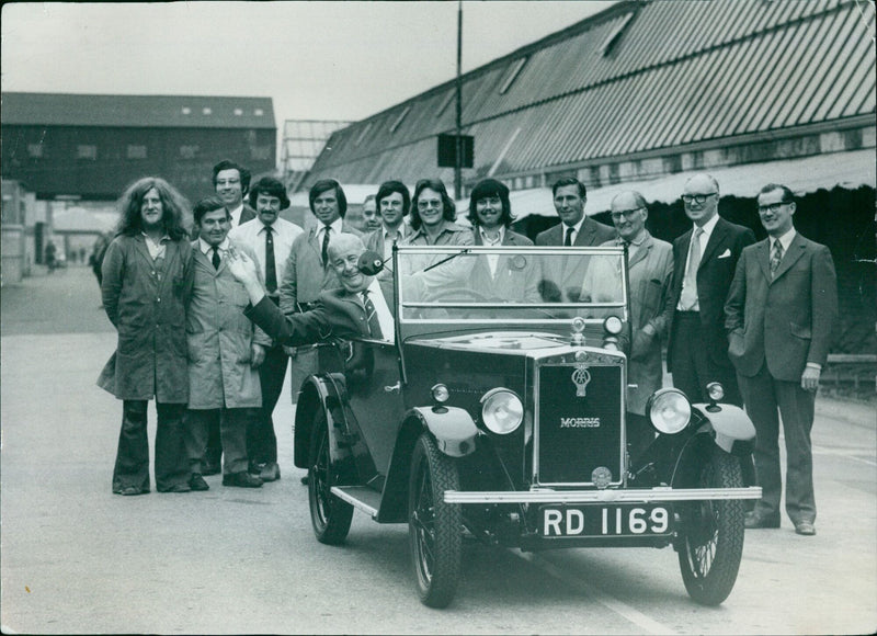 Mr George Smith bids farewell to colleagues at the Cowley car assembly plant in Oxford, UK, after 42 years of service. - Vintage Photograph