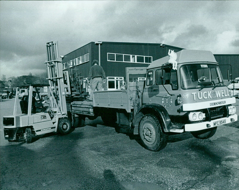 After nearly a century of trading in Oxford, H. Tuckwell and Sons move into new premises. - Vintage Photograph