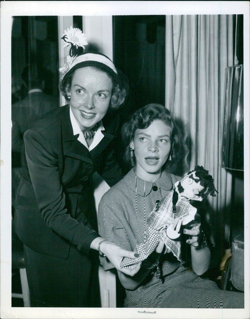 Lauren Bacall and Angela Green in the film "Ef 3" (FJES 30) - Vintage Photograph