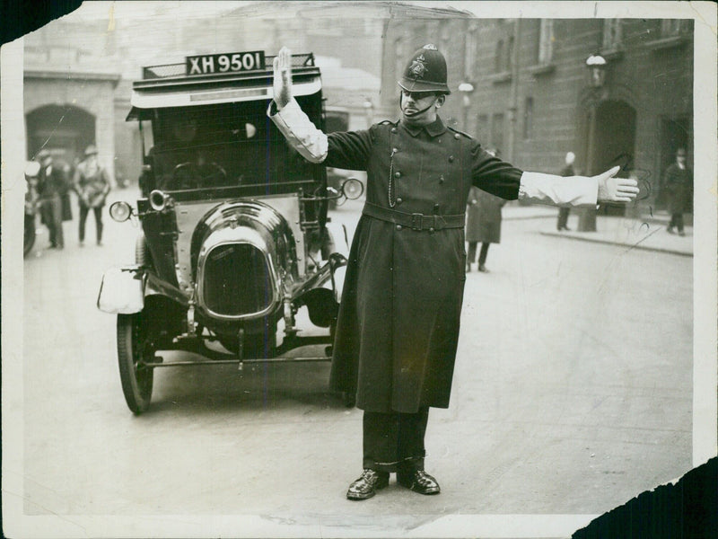 Lysskis HITS SLEEVES FOR LONDON'S TRAFFIC POLICE - Vintage Photograph