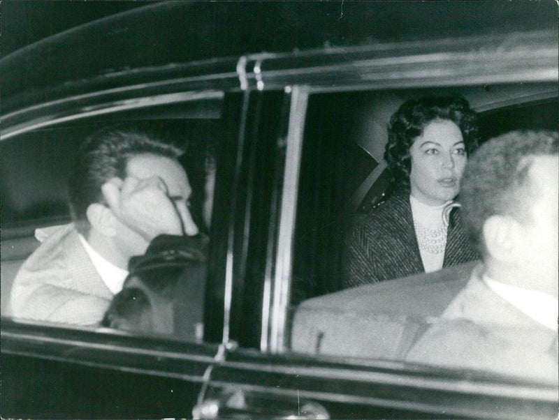 The usual escapes of Ava Gardner and Walter Chiari to avoid being photographed - Vintage Photograph