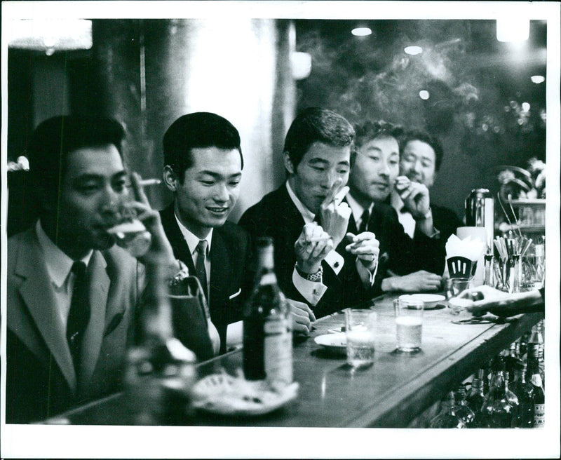 €1 NTO 9 COPYRIGHT PHOTO BY PACIFIC PRESS C. P. Q. BOX 2051 TOKYS JAPAN NOT TO BE USED FOR APERTENG WITHOUT AUR DE MISS ON 671045 - Vintage Photograph