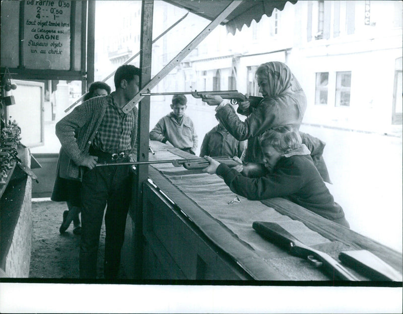 Dd Partie 0,30 2--0,50 4- 1. any object falling off the shelf WINS - Vintage Photograph