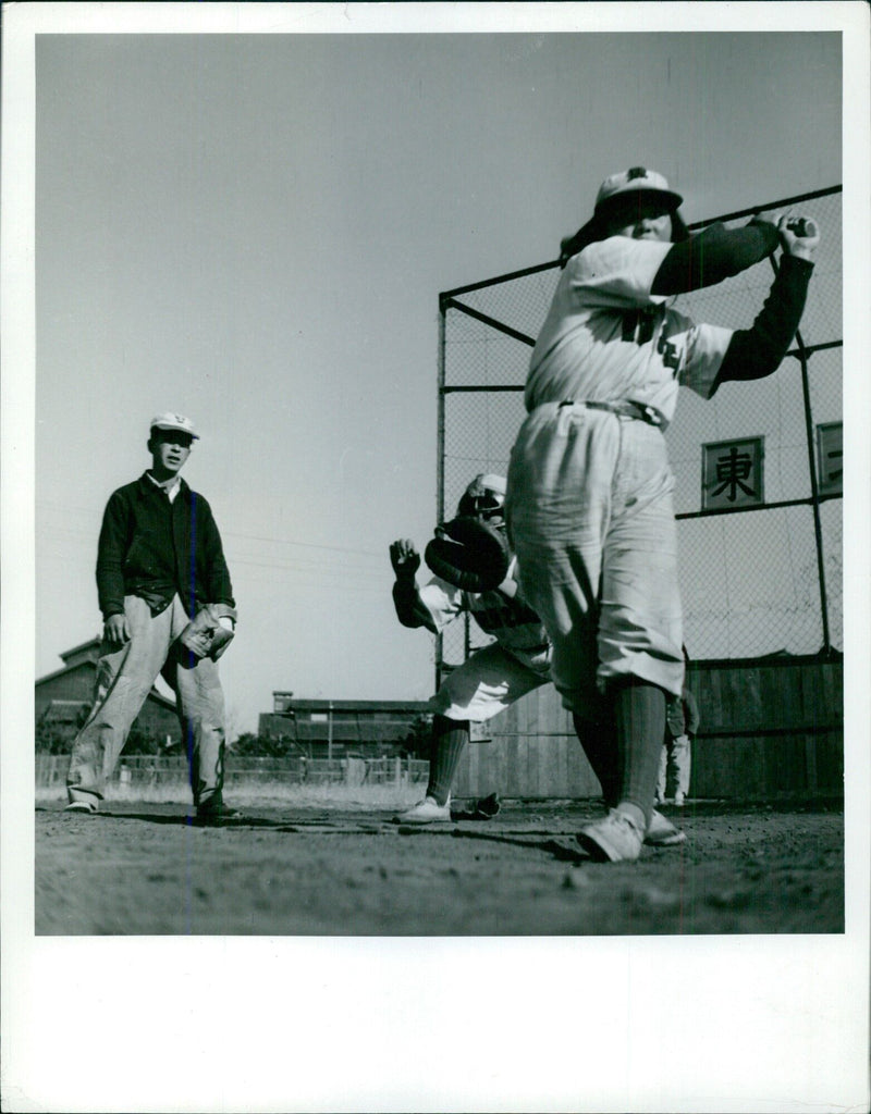 東 Byan 9 MADEMOISELLE BUTTERFLY SPREADS HER WINGS. - Vintage Photograph