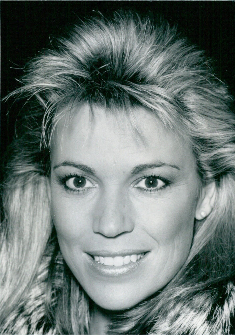 US Television Stars: VANNA WHITE OPS the most popular girl on American television, glamorous Vanna White. - Vintage Photograph