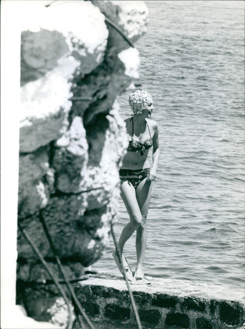 David Niven spends his summer holidays with his family and hosts Lawrence Olivier in Saint Jean Cap Ferrat - Vintage Photograph