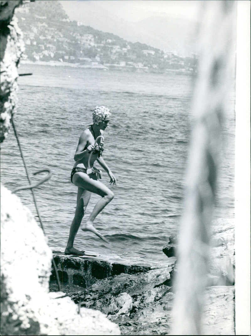 David Niven spends his summer holidays with his family and hosts Lawrence Olivier in Saint Jean Cap Ferrat - Vintage Photograph