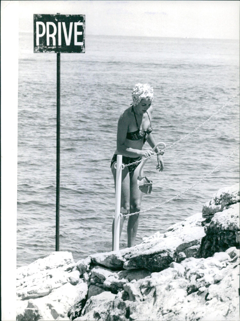 David Niven is spending his summer holidays in a rented villa in Saint Jean Cap Ferrat with his wife Jordice and their two sons David Jr. and Jim, also hosting famous actor Lawrence Olivier and his wife Jean Plowright. - Vintage Photograph