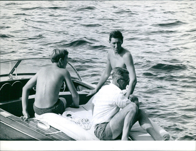 David Niven spends his summer holidays with his family and hosts Lawrence Olivier in Saint Jean Cap Ferrat - Vintage Photograph