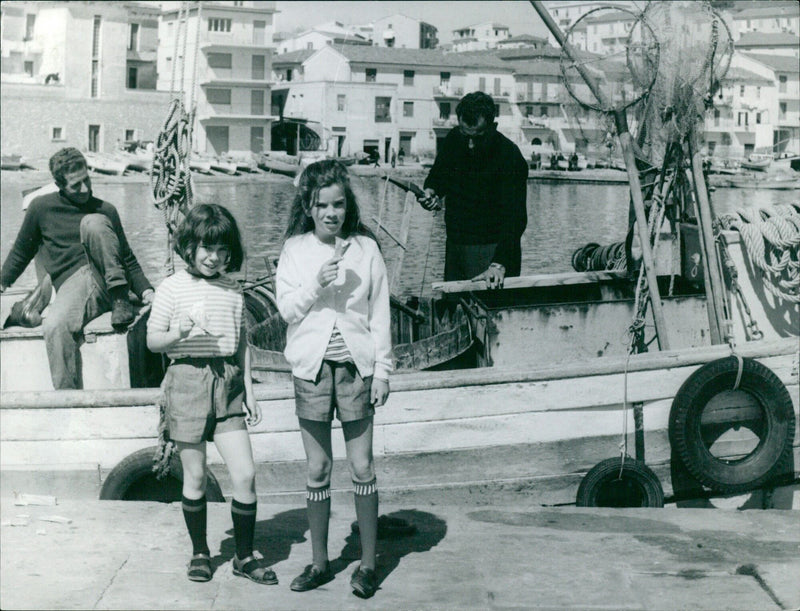 L5 A 3 Chaplin Charlie, his daughters Jane and Annette - Vintage Photograph