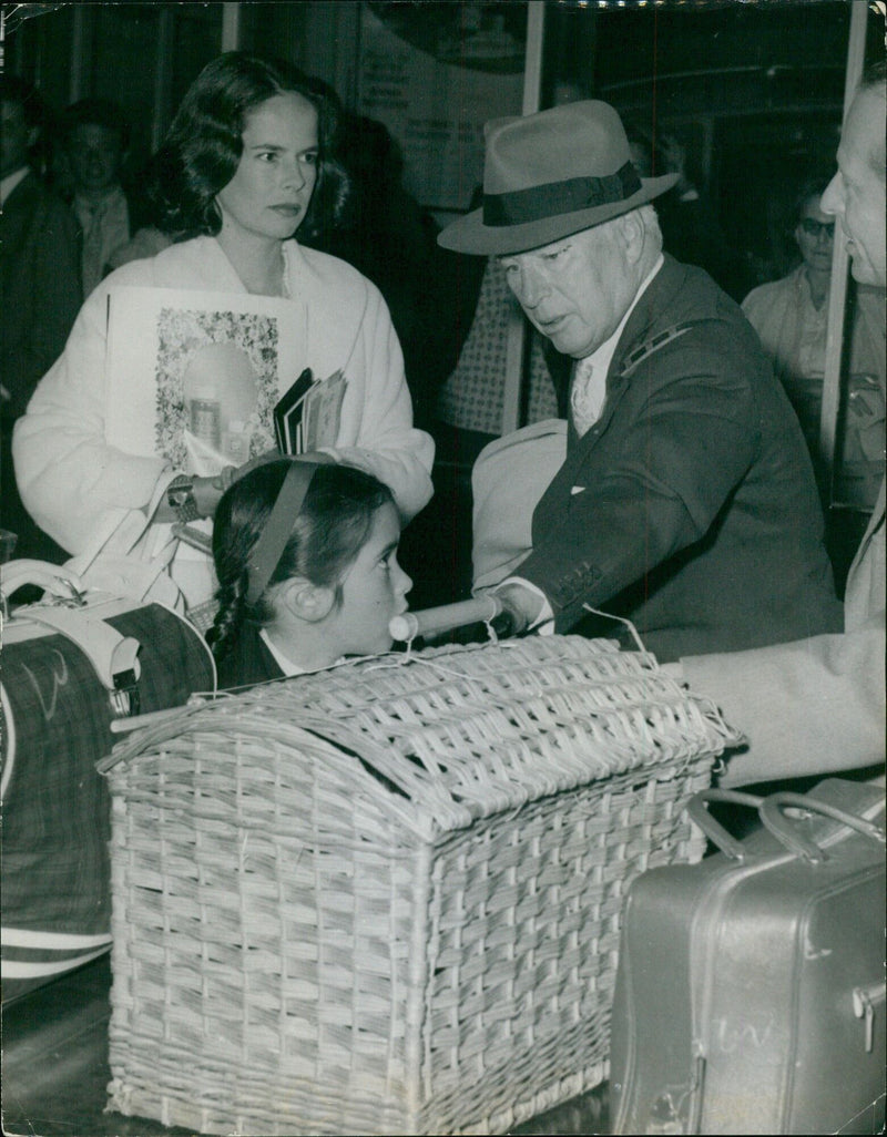 A.R 15 1959 I A 3 Chaplin, Charles med sin fru och dottern Josephine år 1959 - Vintage Photograph