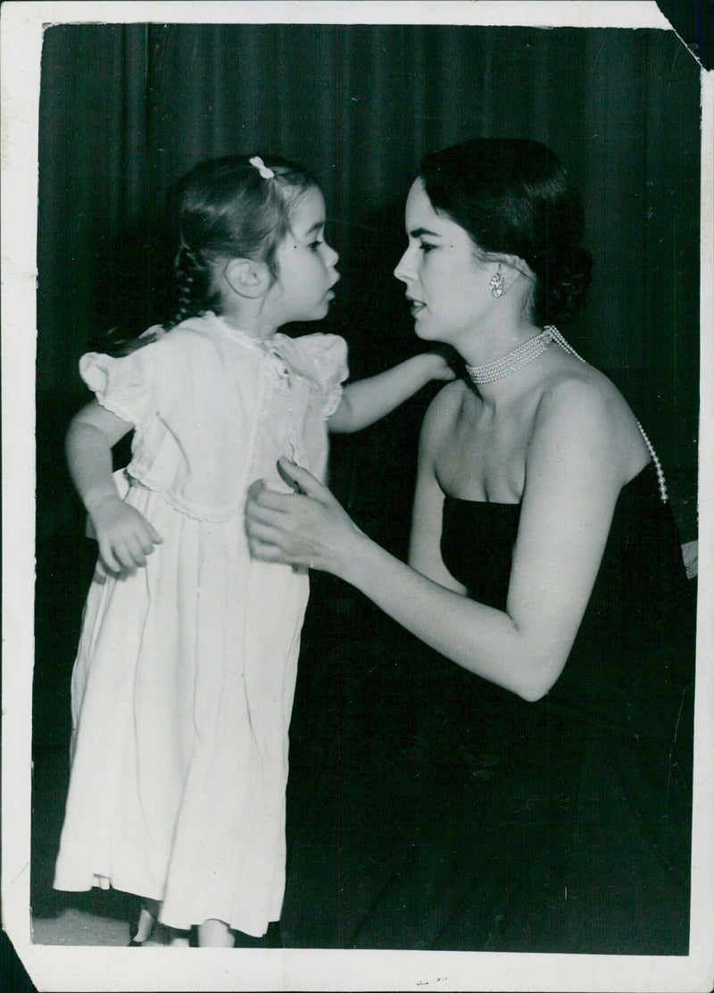 OONA CHAPLIN says goodnight to her daughter JOSEPHINE before the premiere of "Lime light" - Vintage Photograph