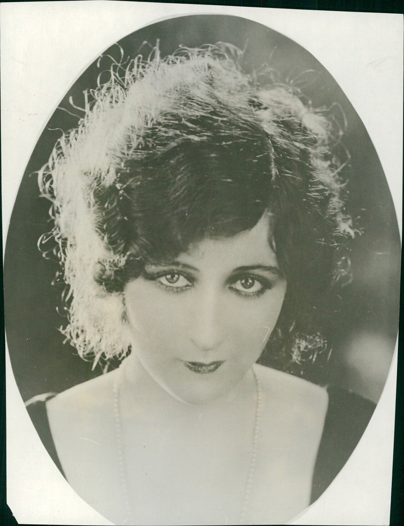 Mildred Harris, la actriz que recibió una gran suma de dinero por cambiar su apellido después de casarse con Charles Chaplin. - Vintage Photograph