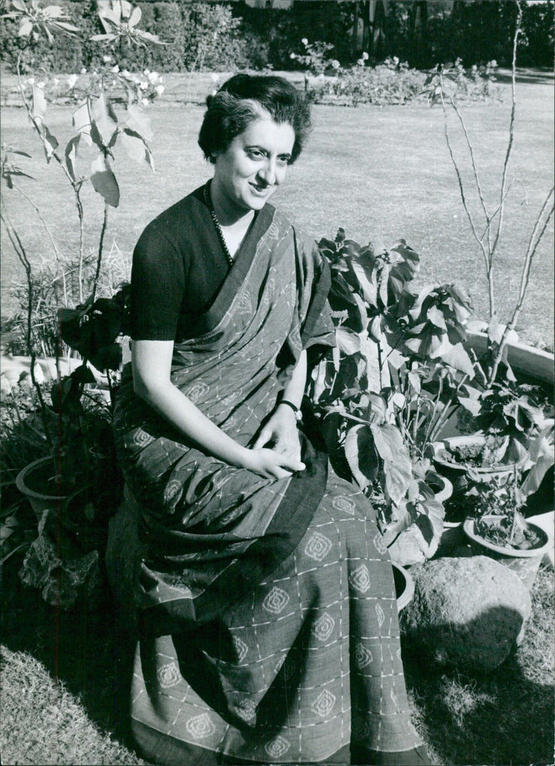 877 Indira Gandhi - Vintage Photograph