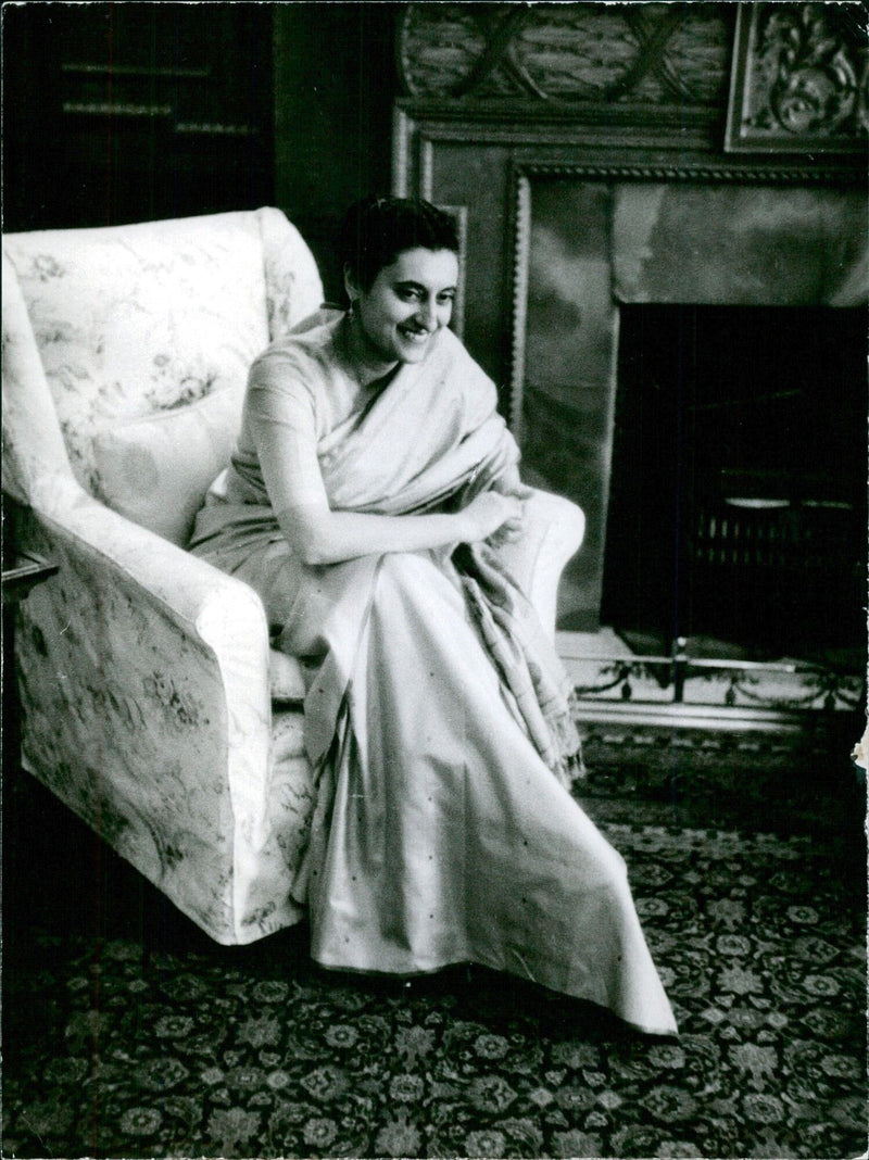 M 877) Indira Gandhi - Vintage Photograph