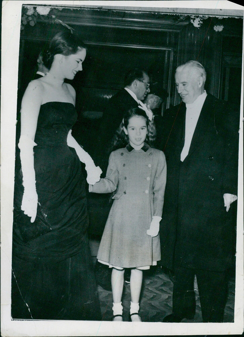 Charlie Chaplin and his wife Oona arrive at the premiere of the film "Limelight" at the Odeon Theatre - Vintage Photograph