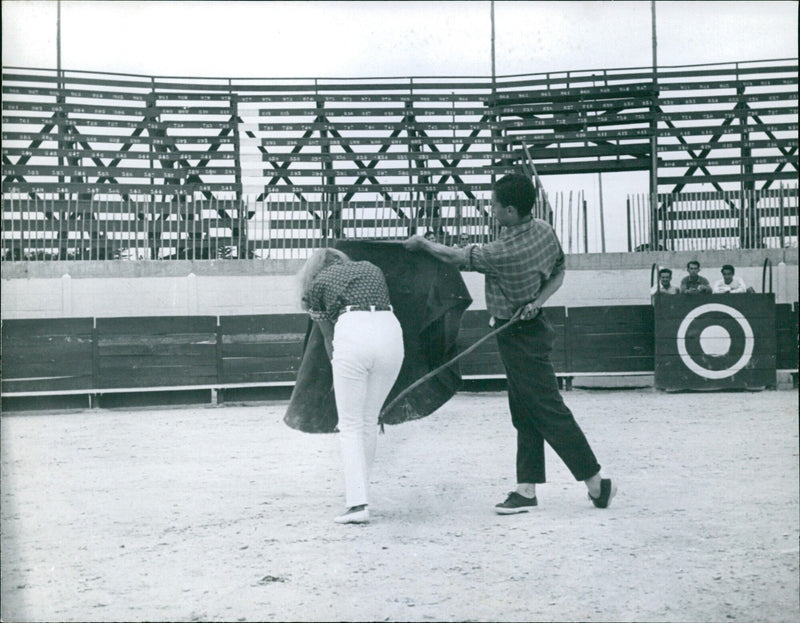 Pur WES 851 BEE 3SF ILL 896 395 330 314 315 316 E OFE 592 16 142 W... KATE FOR SUR 587 THE 話: - LU SE Gian Venezuela's largest bullfighter. - Vintage Photograph