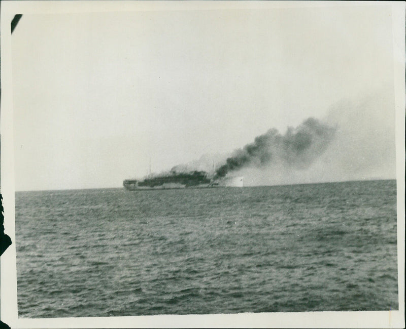 The first pictures of the disastrous fire that destroyed the luxury liner Georges Philipp at the entrance of the Gulf of Aden (1989-05-07). - Vintage Photograph